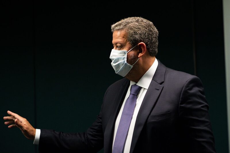 O presidente da Câmara, Arthur Lira, sabe muito bem que pressionar a Petrobras e propor mudanças no ICMS para tentar conter a disparada dos preços de combustíveis no país terá pouco efeito na prática O presidente da Câmara, Arthur Lira, sabe muito bem que pressionar a Petrobras e propor mudanças no ICMS para tentar conter a disparada dos preços de combustíveis no país terá pouco efeito na prática