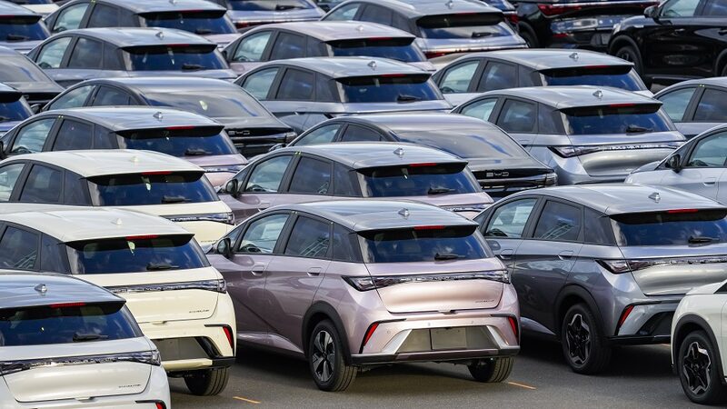 Modelos da BYD em pátio: queda na demanda na China acende alerta de preocupação até entre autoridades (Foto: Toru Hanai/Bloomberg via Getty Images) Modelos da BYD em pátio: queda na demanda na China acende alerta de preocupação até entre autoridades (Foto: Toru Hanai/Bloomberg via Getty Images)