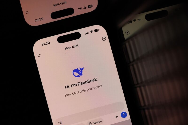 DeepSeek y su chatbot buscan disputar a Estados Unidos el liderazgo en tecnologías de inteligencia artificial. DeepSeek y su chatbot buscan disputar a Estados Unidos el liderazgo en tecnologías de inteligencia artificial.