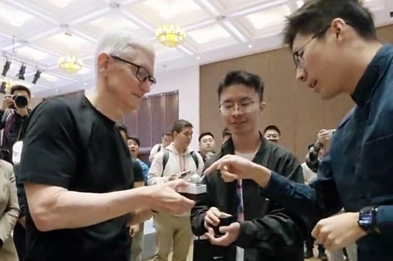 Apple donó 30 millones de yuanes (US$4,1 millones) a la universidad, según informó la empresa con sede en Cupertino (California) en un comunicado. Apple donó 30 millones de yuanes (US$4,1 millones) a la universidad, según informó la empresa con sede en Cupertino (California) en un comunicado.