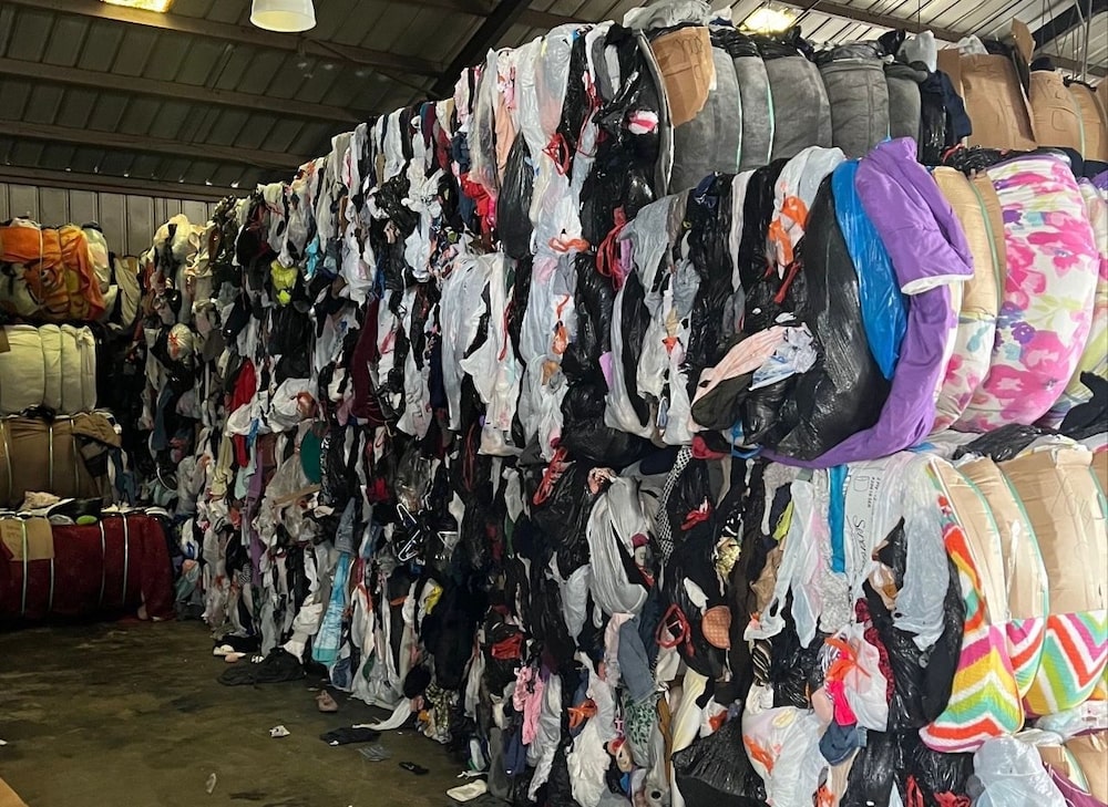 Estados Unidos genera uno de los mayores volúmenes de residuos textiles a nivel mundial, con casi el 85 % de la ropa usada terminando en vertederos o incineradoras cada año. Estados Unidos genera uno de los mayores volúmenes de residuos textiles a nivel mundial, con casi el 85 % de la ropa usada terminando en vertederos o incineradoras cada año.