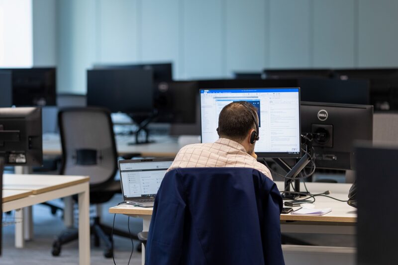 Governo belga também introduziu novas regras para os trabalhadores de plataformas digitais, estabelecendo critérios para designá-los como funcionários, independentemente de como sejam chamados nos contratos Governo belga também introduziu novas regras para os trabalhadores de plataformas digitais, estabelecendo critérios para designá-los como funcionários, independentemente de como sejam chamados nos contratos