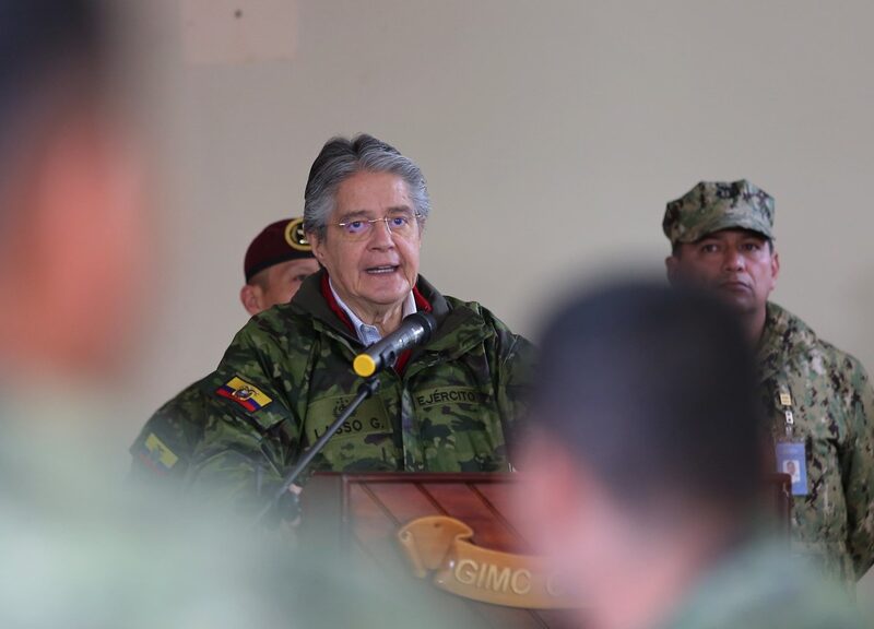El presidente del Ecuador, Guillermo Lasso, se reunió con miembros del Ejército este domingo. El presidente del Ecuador, Guillermo Lasso, se reunió con miembros del Ejército este domingo.