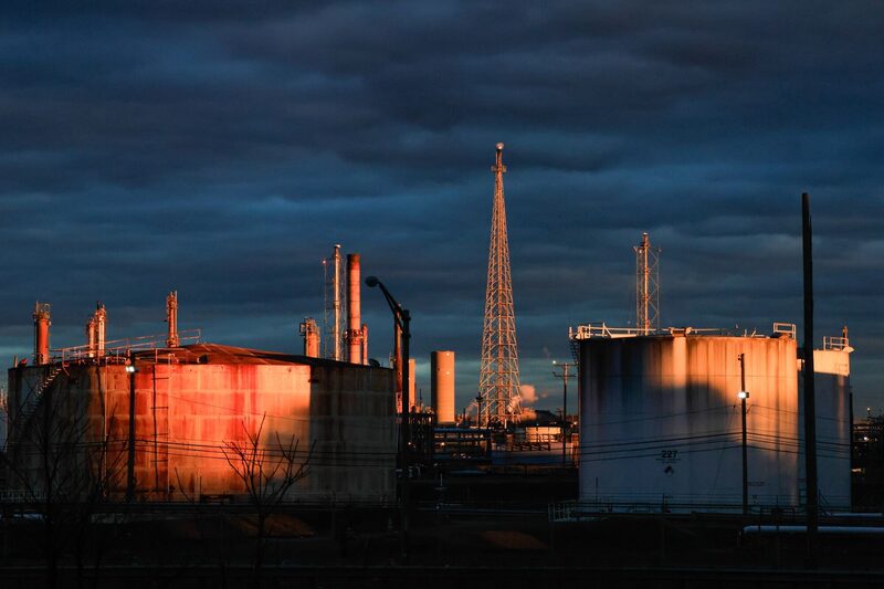 Tanques de almacenamiento en una refinería de Nueva Jersey, EE. UU. Fotógrafo: Kena Betancur/Bloomberg Tanques de almacenamiento en una refinería de Nueva Jersey, EE. UU. Fotógrafo: Kena Betancur/Bloomberg