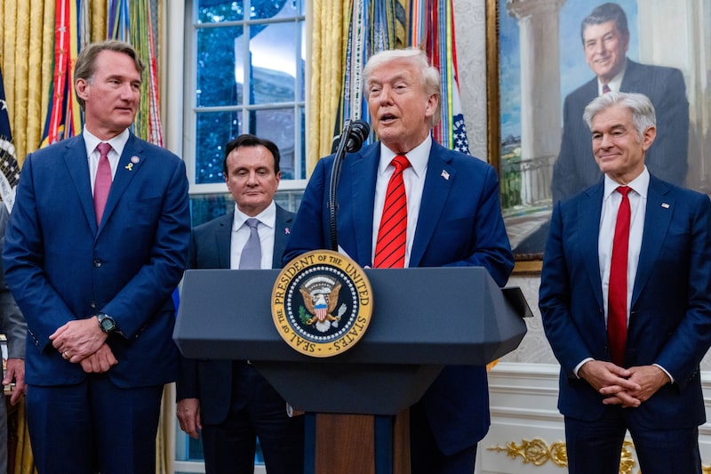 Pascal Soriot, segundo por la izquierda, junto al presidente Trump en octubre, cuando este anunció un acuerdo con AstraZeneca para reducir los precios al consumidor de algunos de los medicamentos de la empresa a cambio de una exención arancelaria. Fotógrafo: Shawn Thew/EPA/Bloomberg Pascal Soriot, segundo por la izquierda, junto al presidente Trump en octubre, cuando este anunció un acuerdo con AstraZeneca para reducir los precios al consumidor de algunos de los medicamentos de la empresa a cambio de una exención arancelaria. Fotógrafo: Shawn Thew/EPA/Bloomberg