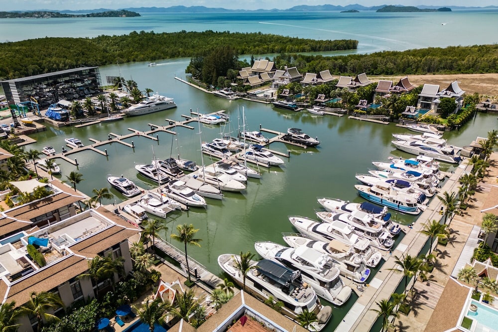 Yates atracados junto a propiedades de lujo en el Royal Phuket Marina en Phuket, Tailandia. Yates atracados junto a propiedades de lujo en el Royal Phuket Marina en Phuket, Tailandia.
