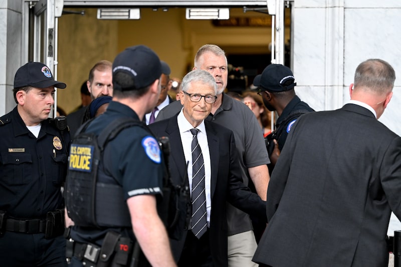 Bill Gates se retira tras una declaración a puerta cerrada ante el Comité de Supervisión de la Cámara de Representantes en Washington. Fotógrafo: Daniel Heuer/Bloomberg. Bill Gates se retira tras una declaración a puerta cerrada ante el Comité de Supervisión de la Cámara de Representantes en Washington. Fotógrafo: Daniel Heuer/Bloomberg.