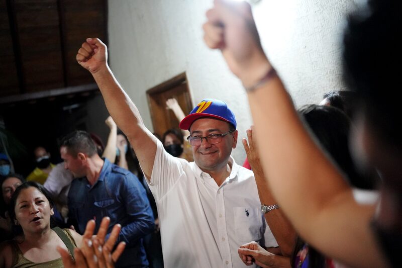 Sergio Garrido, candidato a gobernador de Barinas por el partido Acción Democrática (AD), en el centro, durante un mitin en la noche de las elecciones en Barinas, Venezuela, el domingo 9 de enero de 2022.Fotógrafo: Manaure Quintero / Bloomberg Sergio Garrido, candidato a gobernador de Barinas por el partido Acción Democrática (AD), en el centro, durante un mitin en la noche de las elecciones en Barinas, Venezuela, el domingo 9 de enero de 2022.Fotógrafo: Manaure Quintero / Bloomberg