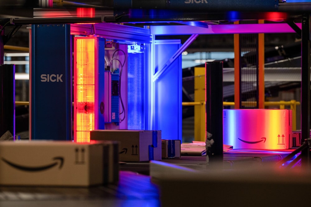 Una máquina escanea y etiqueta los paquetes de productos en el centro de distribución de Amazon.com Inc. Una máquina escanea y etiqueta los paquetes de productos en el centro de distribución de Amazon.com Inc.