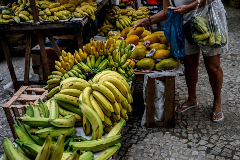 Os alimentos e as bebidas impulsionaram os ganhos, subindo 1,14% no período, enquanto os custos de transporte caíram 0,44% devido às tarifas aéreas mais baratas. Os alimentos e as bebidas impulsionaram os ganhos, subindo 1,14% no período, enquanto os custos de transporte caíram 0,44% devido às tarifas aéreas mais baratas.