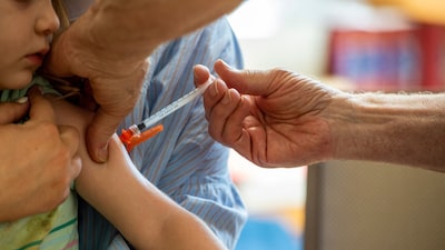 La vacunación infantil en EE.UU. vuelve a caer mientras persisten los brotes de sarampión La vacunación infantil en EE.UU. vuelve a caer mientras persisten los brotes de sarampión