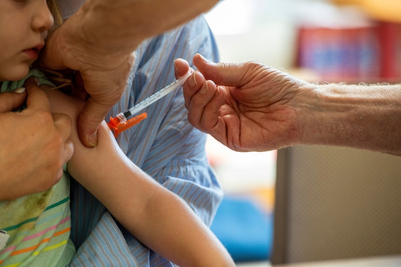 Un niño pequeño recibe una vacuna en Needham, Massachusetts. Foto: Joseph Prezioso/AFP/Getty Images
Un niño pequeño recibe una vacuna en Needham, Massachusetts. Foto: Joseph Prezioso/AFP/Getty Images