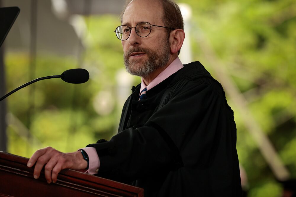 Cambridge, MA - 23 de mayo: El presidente interino de la Universidad de Harvard, Alan Garber, se dirige a la multitud durante la 373.ª ceremonia de graduación de la Universidad de Harvard. (Foto de Craig F. Walker/The Boston Globe vía Getty Images). Cambridge, MA - 23 de mayo: El presidente interino de la Universidad de Harvard, Alan Garber, se dirige a la multitud durante la 373.ª ceremonia de graduación de la Universidad de Harvard. (Foto de Craig F. Walker/The Boston Globe vía Getty Images).