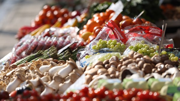 Salario mínimo en Colombia: ¿qué porcentaje se destina a la canasta básica alimentaria? Salario mínimo en Colombia: ¿qué porcentaje se destina a la canasta básica alimentaria?