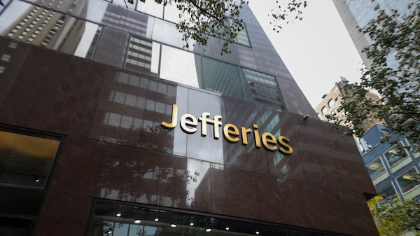 Jefferies insta a cubrirse ante riesgo de que Corte Suprema mantenga aranceles de Trump Jefferies insta a cubrirse ante riesgo de que Corte Suprema mantenga aranceles de Trump