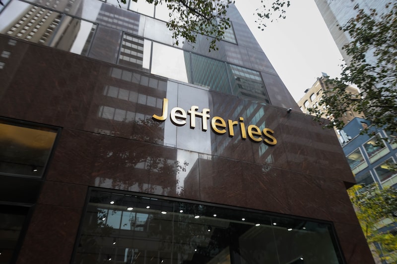 Jefferies insta a cubrirse ante riesgo de que Corte Suprema mantenga aranceles de Trump Jefferies insta a cubrirse ante riesgo de que Corte Suprema mantenga aranceles de Trump
