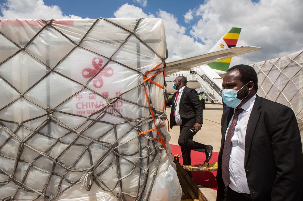Funcionarios inspeccionan el envío de las vacunas de Sinovac y Sinopharm en el aeropuerto internacional de Harare, en Zimbabue, en marzo de 2021. Funcionarios inspeccionan el envío de las vacunas de Sinovac y Sinopharm en el aeropuerto internacional de Harare, en Zimbabue, en marzo de 2021.