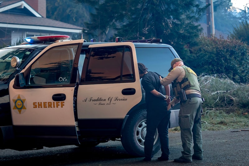 Aumentan arrestos en Los Ángeles por saqueos en zonas de evacuación por incendios. Aumentan arrestos en Los Ángeles por saqueos en zonas de evacuación por incendios.