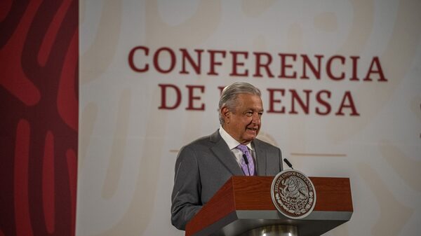 AMLO defiende a secretario Marina tras informe de caso Atyozinapa AMLO defiende a secretario Marina tras informe de caso Atyozinapa