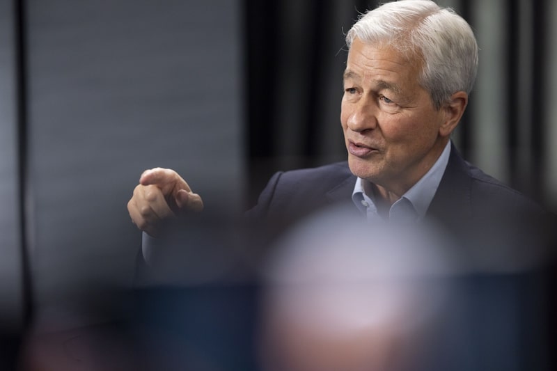 Dimon ha estado diciendo durante más de un año que, a pesar de estar en buena forma ahora, los consumidores y las empresas estadounidenses se enfrentan a importantes obstáculos, incluidos ajustes cuantitativos y tensiones geopolíticas. Dimon ha estado diciendo durante más de un año que, a pesar de estar en buena forma ahora, los consumidores y las empresas estadounidenses se enfrentan a importantes obstáculos, incluidos ajustes cuantitativos y tensiones geopolíticas.
