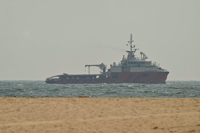 Poucos navios tentaram cruzar o Estreito de Ormuz após ataques a embarcações, em meio à escalada do conflito entre EUA e Irã. Poucos navios tentaram cruzar o Estreito de Ormuz após ataques a embarcações, em meio à escalada do conflito entre EUA e Irã.