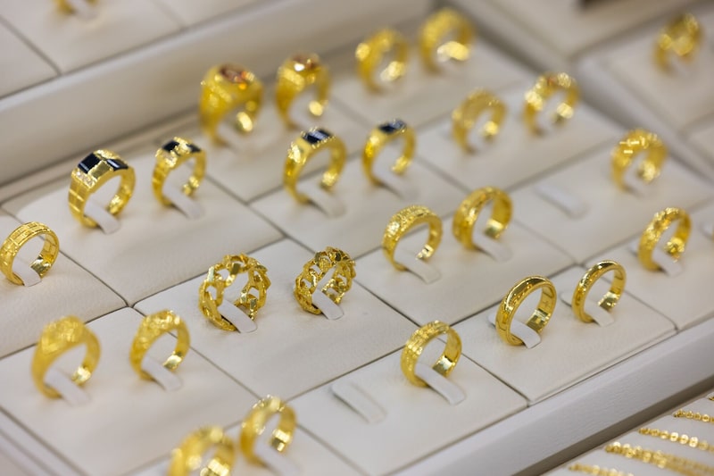 Anillos de oro expuestos en la tienda de la Bolsa del Oro de Corea, en Seúl (Corea del Sur), el miércoles 2 de marzo de 2022. Anillos de oro expuestos en la tienda de la Bolsa del Oro de Corea, en Seúl (Corea del Sur), el miércoles 2 de marzo de 2022.