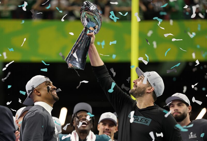 A partida deste ano entre o Philadelphia Eagles e o Kansas City Chiefs estabeleceu um recorde de vendas de anúncios avulsos, com preços superiores a US$ 8 milhões por um anúncio de 30 segundos A partida deste ano entre o Philadelphia Eagles e o Kansas City Chiefs estabeleceu um recorde de vendas de anúncios avulsos, com preços superiores a US$ 8 milhões por um anúncio de 30 segundos