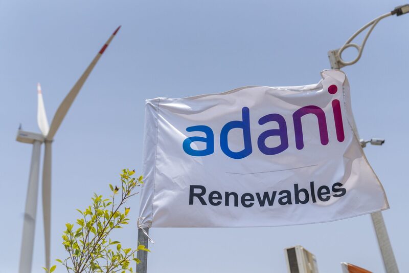 La mayoría de los fondos que poseen Adani Green se comercializan como "promotores" de métricas medioambientales, sociales y de buena gobernanza. La mayoría de los fondos que poseen Adani Green se comercializan como "promotores" de métricas medioambientales, sociales y de buena gobernanza.