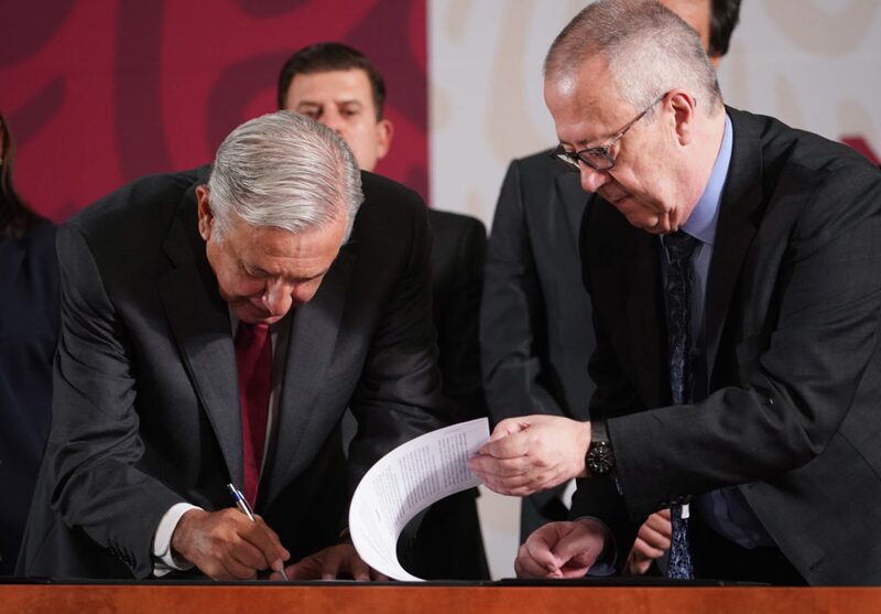 Andrés Manuel López Obrador y Carlos Urzúa, el 13 de mayo de 2019 Andrés Manuel López Obrador y Carlos Urzúa, el 13 de mayo de 2019