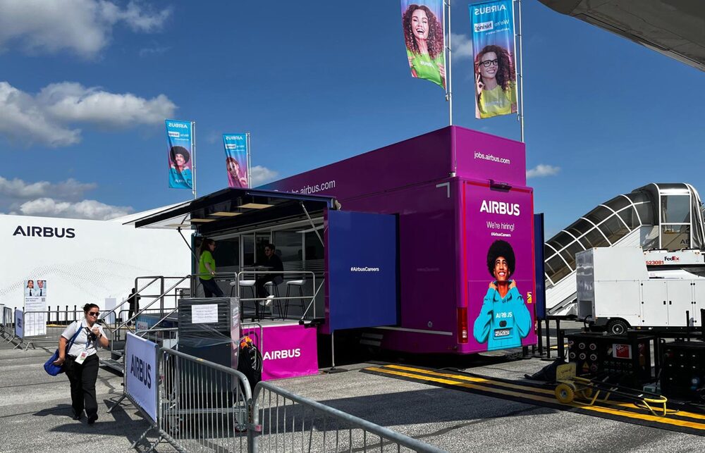 Un puesto de contratación de Airbus SE en el Salón Aeronáutico de París el 21 de junio. Un puesto de contratación de Airbus SE en el Salón Aeronáutico de París el 21 de junio.