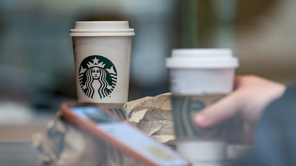 Starbucks eleva sus previsiones anuales tras superar las expectativas del mercado Starbucks eleva sus previsiones anuales tras superar las expectativas del mercado
