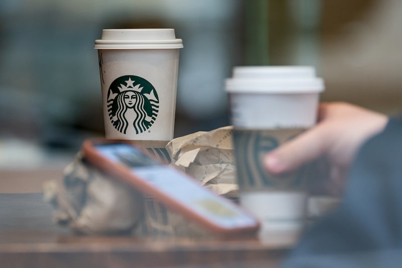 Los resultados de Starbucks muestran que el plan de reestructuración gana impulso Los resultados de Starbucks muestran que el plan de reestructuración gana impulso