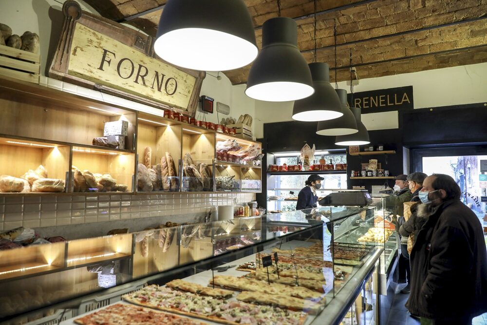 Pan y pizza en una panadería de Roma. Pan y pizza en una panadería de Roma.