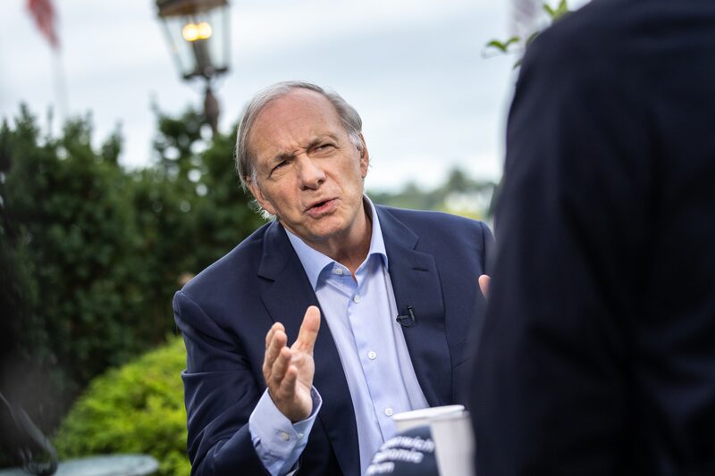 Ray Dalio deixa cargo de co-diretor de investimentos da Bridgewater, fundo hedge que fundou há 47 anos Ray Dalio deixa cargo de co-diretor de investimentos da Bridgewater, fundo hedge que fundou há 47 anos