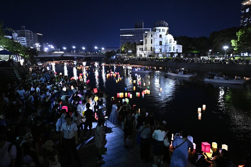 Japoneses em espaço em Hiroshima, no Japão, dedicado a homenagear as vítimas das bombas atômicas lançadas pelos EUA Japoneses em espaço em Hiroshima, no Japão, dedicado a homenagear as vítimas das bombas atômicas lançadas pelos EUA