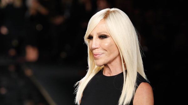 Fim de uma era: Donatella Versace deixa o cargo de chefe de criação após 28 anos Fim de uma era: Donatella Versace deixa o cargo de chefe de criação após 28 anos