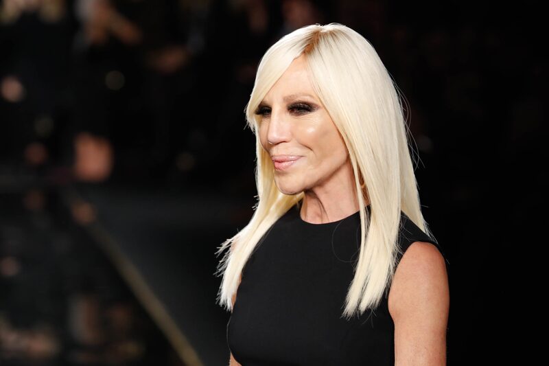 Versace, que assumiu o cargo em 1997, após a morte de seu falecido irmão Gianni, permanecerá envolvida como embaixadora-chefe da marca (Foto: JP Yim/Getty Images) Versace, que assumiu o cargo em 1997, após a morte de seu falecido irmão Gianni, permanecerá envolvida como embaixadora-chefe da marca (Foto: JP Yim/Getty Images)