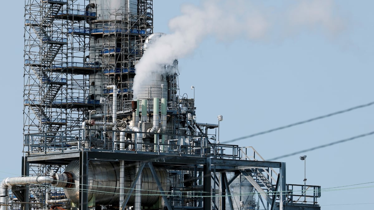 Refinaria de petróleo nos EUA: grandes companhias de energia devem registrar ganhos relevantes. (Foto: Jeff Kowalsky/Bloomberg)