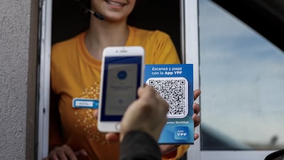 Giro en YPF: no pedirá licencia bancaria y amplía el rol de Santander en su fintech Giro en YPF: no pedirá licencia bancaria y amplía el rol de Santander en su fintech