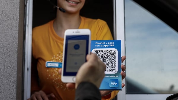 Giro en YPF: no pedirá licencia bancaria y amplía el rol de Santander en su fintech Giro en YPF: no pedirá licencia bancaria y amplía el rol de Santander en su fintech