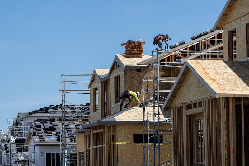 Unos obreros instalan el tejado de una vivienda en construcción en Vacaville, California. Fotógrafo: David Paul Morris/Bloomberg Unos obreros instalan el tejado de una vivienda en construcción en Vacaville, California. Fotógrafo: David Paul Morris/Bloomberg