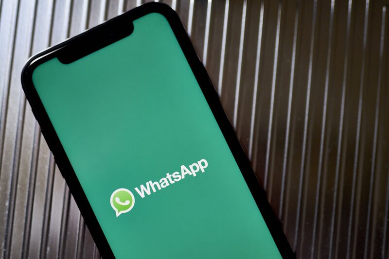 El logotipo de WhatsApp en un smartphone El logotipo de WhatsApp en un smartphone