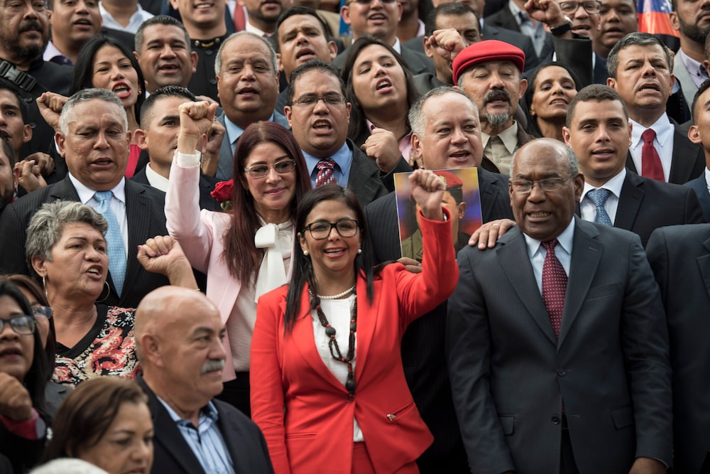 Rodríguez, então presidente da Assembleia Constituinte, com membros da Assembleia em Caracas, em 2017. (Foto: Carlos Becerra) Rodríguez, então presidente da Assembleia Constituinte, com membros da Assembleia em Caracas, em 2017. (Foto: Carlos Becerra)