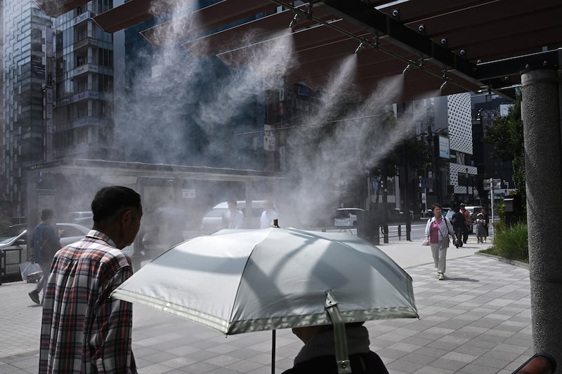 En la foto, peatones se refrescan bajo un chorro de agua nebulizada en el distrito de Ginza durante las altas temperaturas en Tokio, Japón. Fotógrafo: Soichiro Koriyama/Bloomberg. En la foto, peatones se refrescan bajo un chorro de agua nebulizada en el distrito de Ginza durante las altas temperaturas en Tokio, Japón. Fotógrafo: Soichiro Koriyama/Bloomberg.