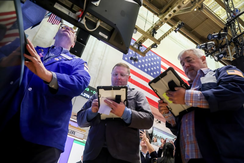 Traders At The New York Stock Exchange As Stocks Stage Comeback At The End Of A Jittery Week Traders At The New York Stock Exchange As Stocks Stage Comeback At The End Of A Jittery Week