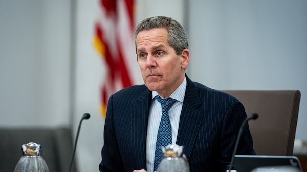 Gobernador Barr de la Fed advierte riesgos por normas más laxas para los bancos de Wall Street Gobernador Barr de la Fed advierte riesgos por normas más laxas para los bancos de Wall Street