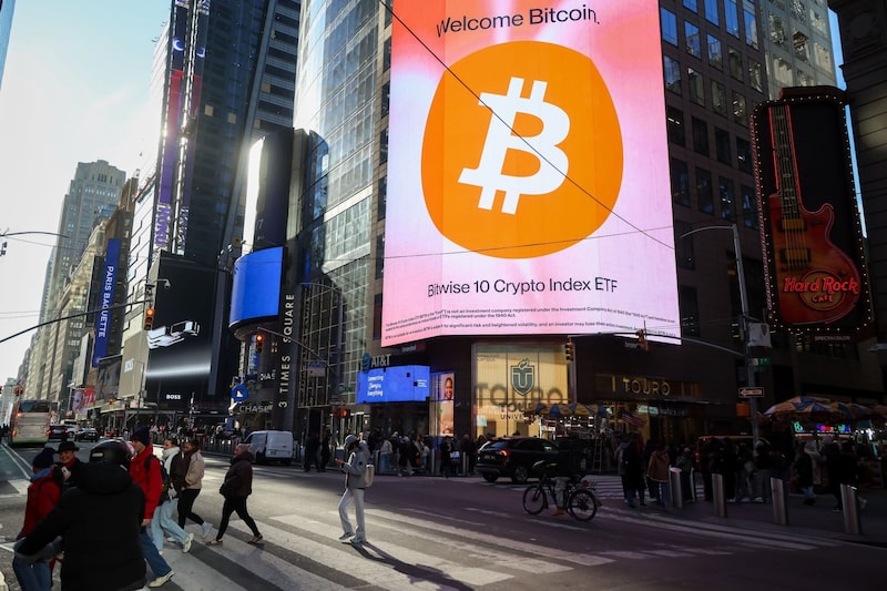 Cartel de Bitcoin en Times Square, Nueva York, EE. UU., el martes 9 de diciembre de 2025. Cartel de Bitcoin en Times Square, Nueva York, EE. UU., el martes 9 de diciembre de 2025.