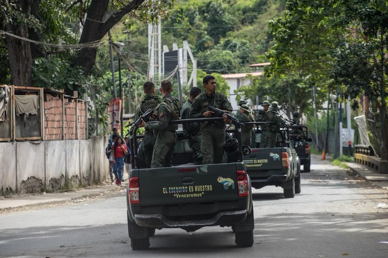 Se ve a personal militar mientras muchos residentes abandonan sus hogares situados dentro del Complejo Militar de Fuerte Tiuna, un complejo militar atacado por las fuerzas estadounidenses, mientras que alrededor del 85 % de los negocios permanecen cerrados y no se ve transporte público en la zona, en Caracas, Venezuela, el 3 de enero de 2026. Se ve a personal militar mientras muchos residentes abandonan sus hogares situados dentro del Complejo Militar de Fuerte Tiuna, un complejo militar atacado por las fuerzas estadounidenses, mientras que alrededor del 85 % de los negocios permanecen cerrados y no se ve transporte público en la zona, en Caracas, Venezuela, el 3 de enero de 2026.