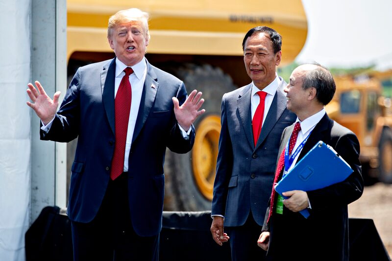 El presidente de Estados Unidos, Donald Trump, a la izquierda, habla con los medios de comunicación mientras se encuentra con el multimillonario Terry Gou, presidente de Foxconn Technology Group, en el centro, y Masayoshi Son, presidente y director ejecutivo de SoftBank Group Corp, tras la ceremonia de colocación de la primera piedra de las instalaciones de Foxconn Technology Group en Mt. Pleasant, Wisconsin, Estados Unidos, el jueves 28 de junio de 2018. El presidente de Estados Unidos, Donald Trump, a la izquierda, habla con los medios de comunicación mientras se encuentra con el multimillonario Terry Gou, presidente de Foxconn Technology Group, en el centro, y Masayoshi Son, presidente y director ejecutivo de SoftBank Group Corp, tras la ceremonia de colocación de la primera piedra de las instalaciones de Foxconn Technology Group en Mt. Pleasant, Wisconsin, Estados Unidos, el jueves 28 de junio de 2018.
