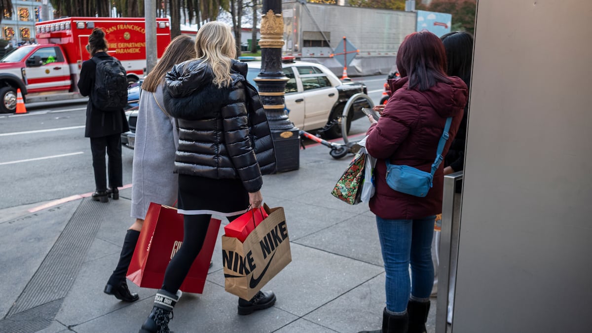 Una persona lleva bolsas de compras en San Francisco, California.